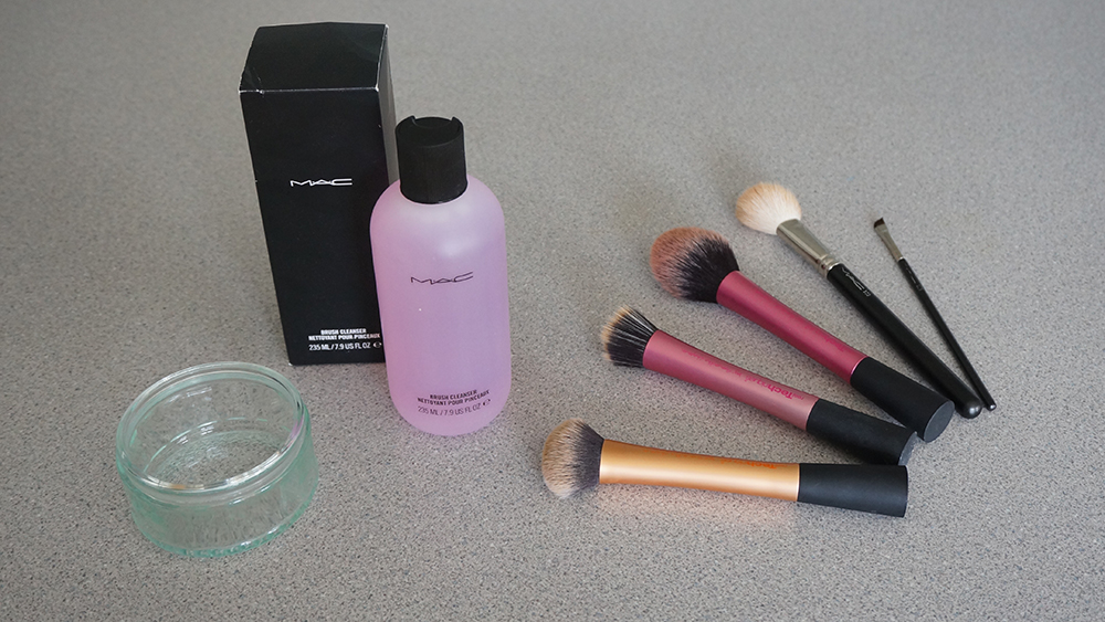 mac brush cleaner liquid difference between this and drugstore
